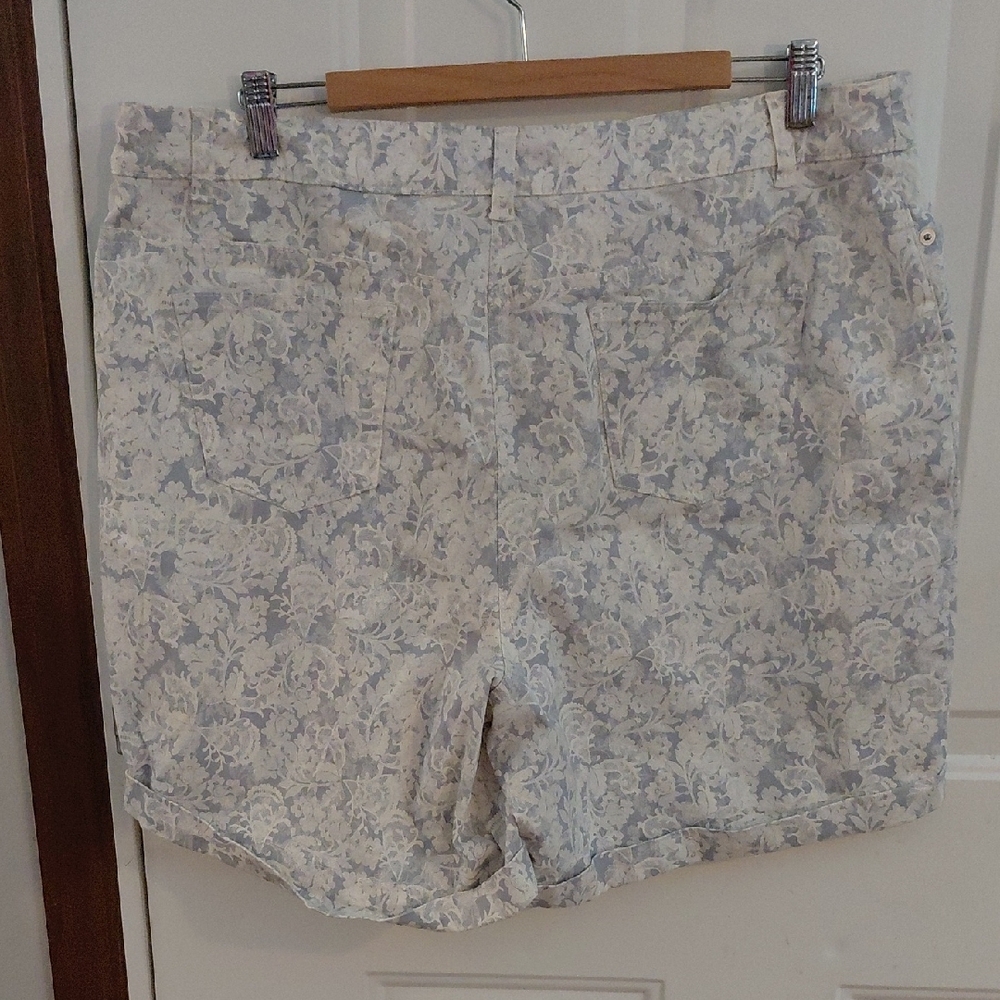 Floral Print Women's Shorts - Light Blue & White 14w - Picture 2 of 4